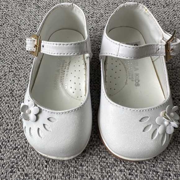 Karela Baby girl’s Garden Walking Shoes. These white leather shoes .  Size 3M. - Picture 1 of 12
